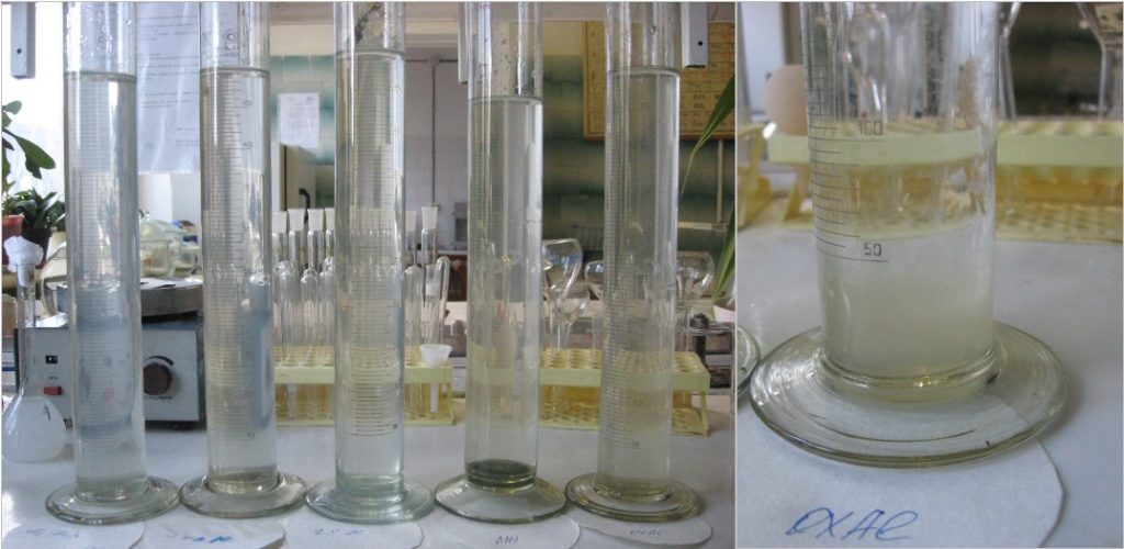 Цилиндры с натурной водой и комбинациями коагулянтов и флокулянтов изображение